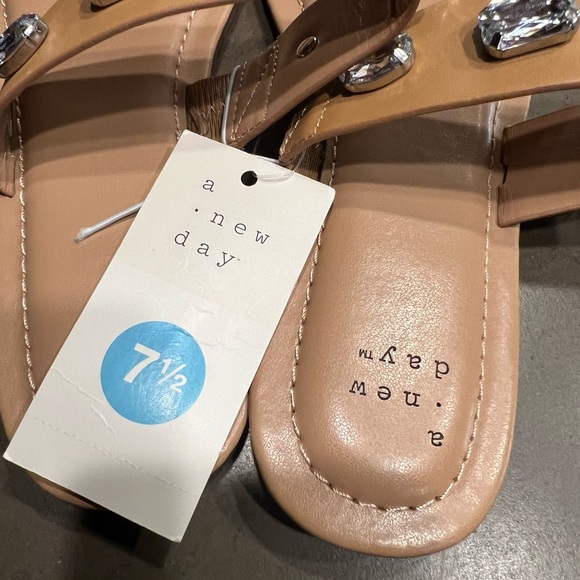 NWT Neutral Slide Sandal with Chucky Rhinestones Sz: 7.5 - Picture 7 of 7